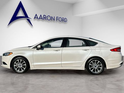 Used 2017 Ford Fusion SE w/ Fusion SE Technology Package image 2