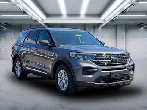Used 2022 Ford Explorer XLT image 2