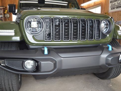 Used 2024 Jeep Wrangler Unlimited w/ Convenience Group AWD/4WD image 3