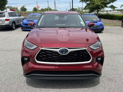 Used 2022 Toyota Highlander LE FWD image 2