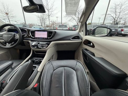 Certified 2024 Chrysler Pacifica Limited image 21