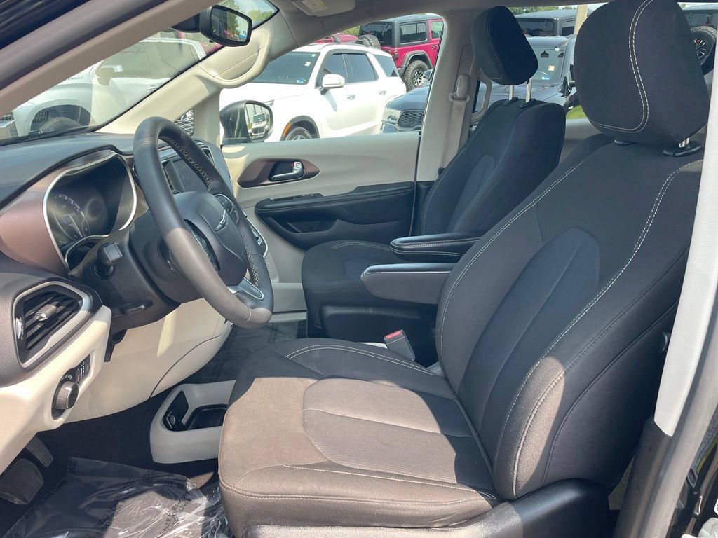 Used 2023 Chrysler Voyager LX FWD image 2