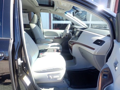 Used 2013 Toyota Sienna XLE image 21