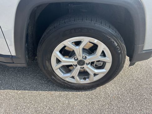 Used 2025 Jeep Compass Latitude image 12