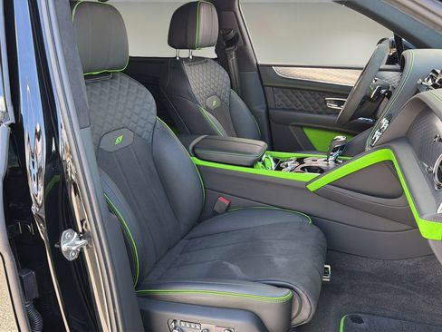 Used 2025 Bentley Bentayga AWD/4WD image 21
