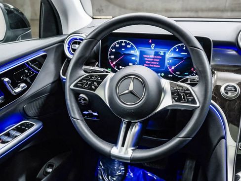 Used 2025 Mercedes-Benz GLC 300 4MATIC image 16