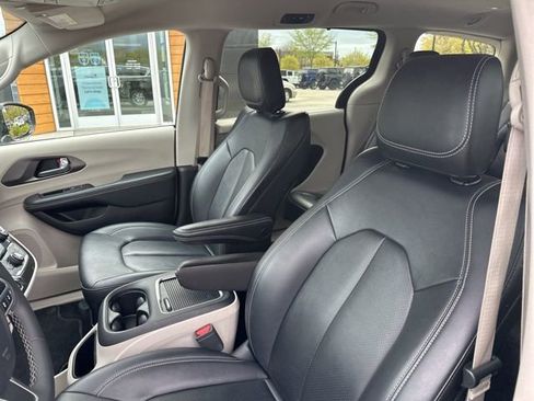 Used 2024 Chrysler Pacifica Touring-L FWD image 24