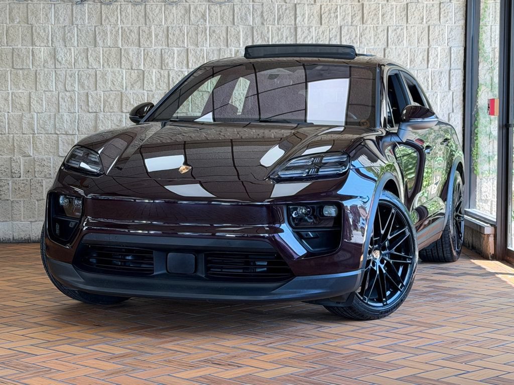Used 2025 Porsche Macan Electric RWD image 3