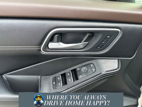 Used 2023 Nissan Rogue Platinum w/ Platinum Premium Package image 11