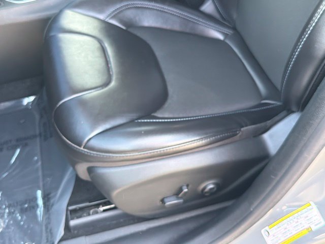 Used 2019 Jeep Cherokee Latitude Plus w/ Comfort/Convenience Group FWD image 21