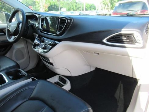 Used 2023 Chrysler Pacifica Touring-L FWD image 11