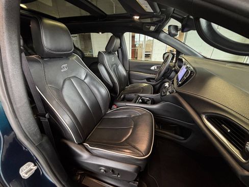 Used 2025 Chrysler Pacifica Limited FWD image 40