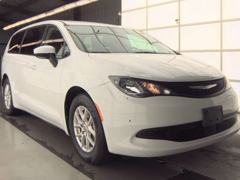 Used 2022 Chrysler Voyager LX image 5