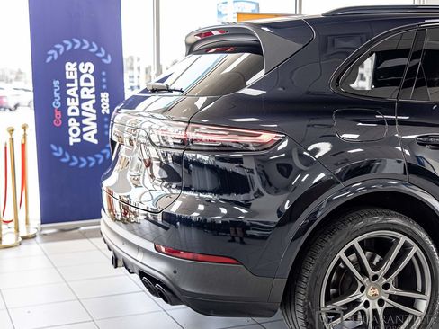 Used 2023 Porsche Cayenne w/ Premium Package AWD/4WD image 15