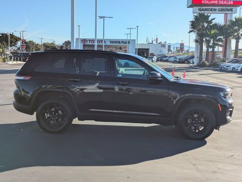 Used 2024 Jeep Grand Cherokee Altitude image 4