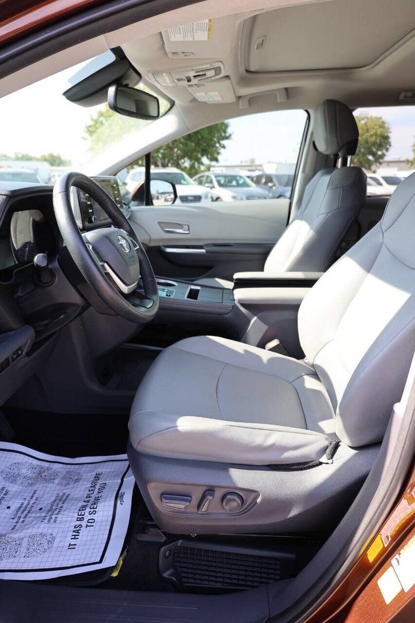 Used 2021 Toyota Sienna XLE FWD image 13