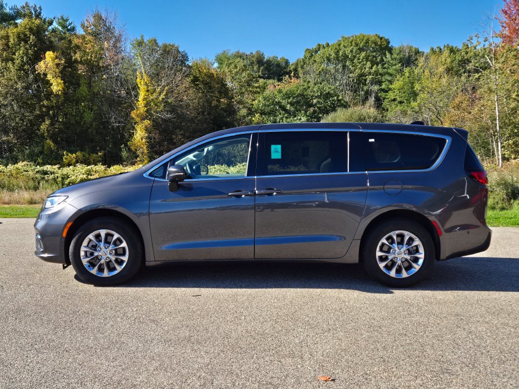 Used 2023 Chrysler Pacifica Touring-L AWD/4WD image 2