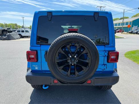 Used 2023 Jeep Wrangler Unlimited Sahara w/ Cold Weather Group AWD/4WD image 10