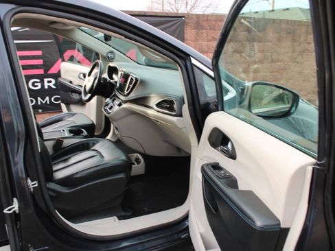 Used 2021 Chrysler Pacifica Touring-L FWD image 15