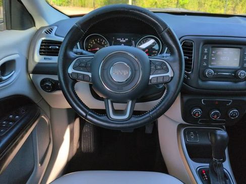 Used 2018 Jeep Compass Latitude FWD image 16