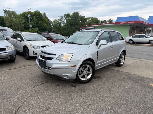 Used 2013 Chevrolet Captiva Sport LT FWD image 2