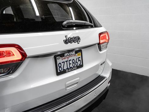 Used 2018 Jeep Grand Cherokee Limited image 16