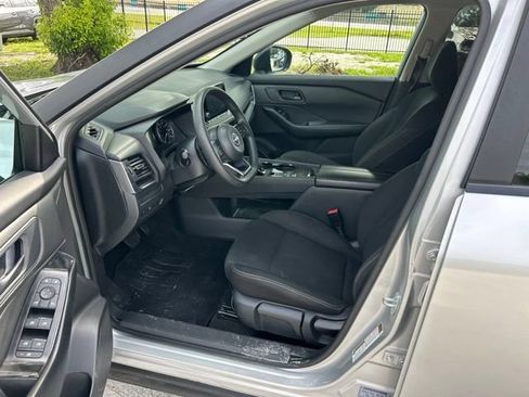 Used 2024 Nissan Rogue S FWD image 5