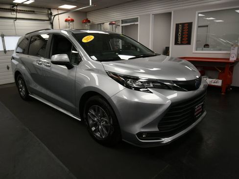 Certified 2025 Toyota Sienna XLE FWD image 2