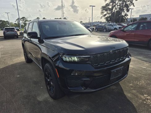 Used 2025 Jeep Grand Cherokee Altitude RWD image 2
