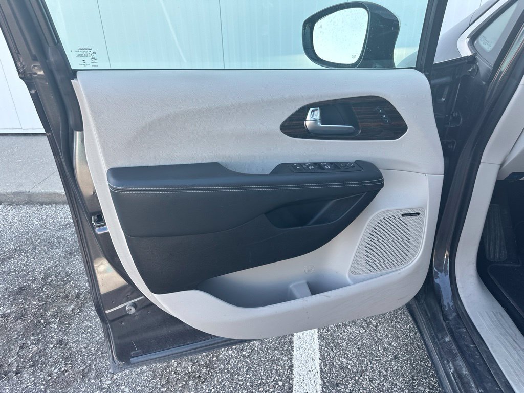 Used 2023 Chrysler Pacifica Limited w/ Uconnect Theater Family Group FWD image 13