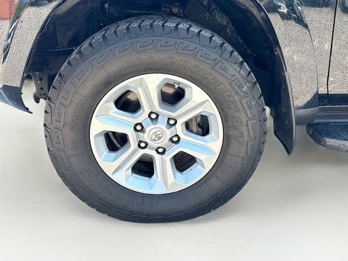 Used 2018 Toyota 4Runner SR5 AWD/4WD image 31