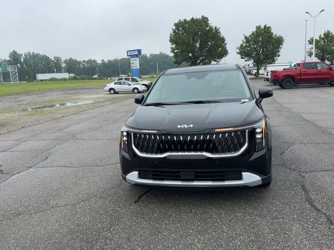 New 2025 Kia Carnival FWD image 3