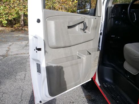 Used 2018 GMC Savana 3500 w/ Driver Convenience Package image 27