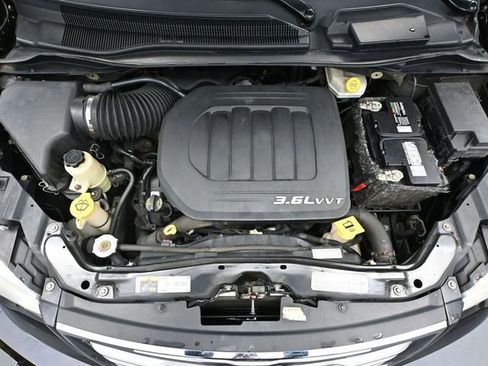 Used 2013 Chrysler Town & Country Touring image 43