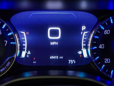 Used 2023 Chrysler Pacifica Touring-L FWD image 9