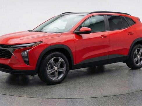 Used 2025 Chevrolet Blazer LT FWD image 3