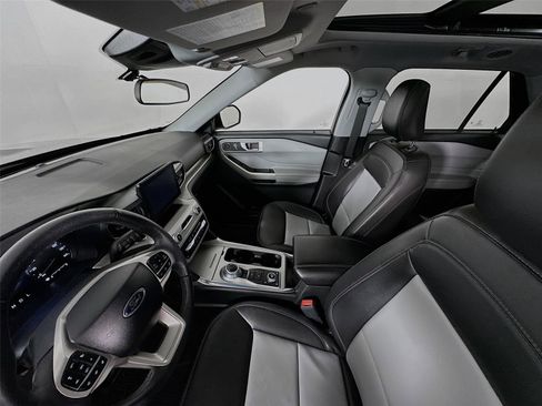 Used 2024 Ford Explorer XLT w/ Equipment Group 202A image 5