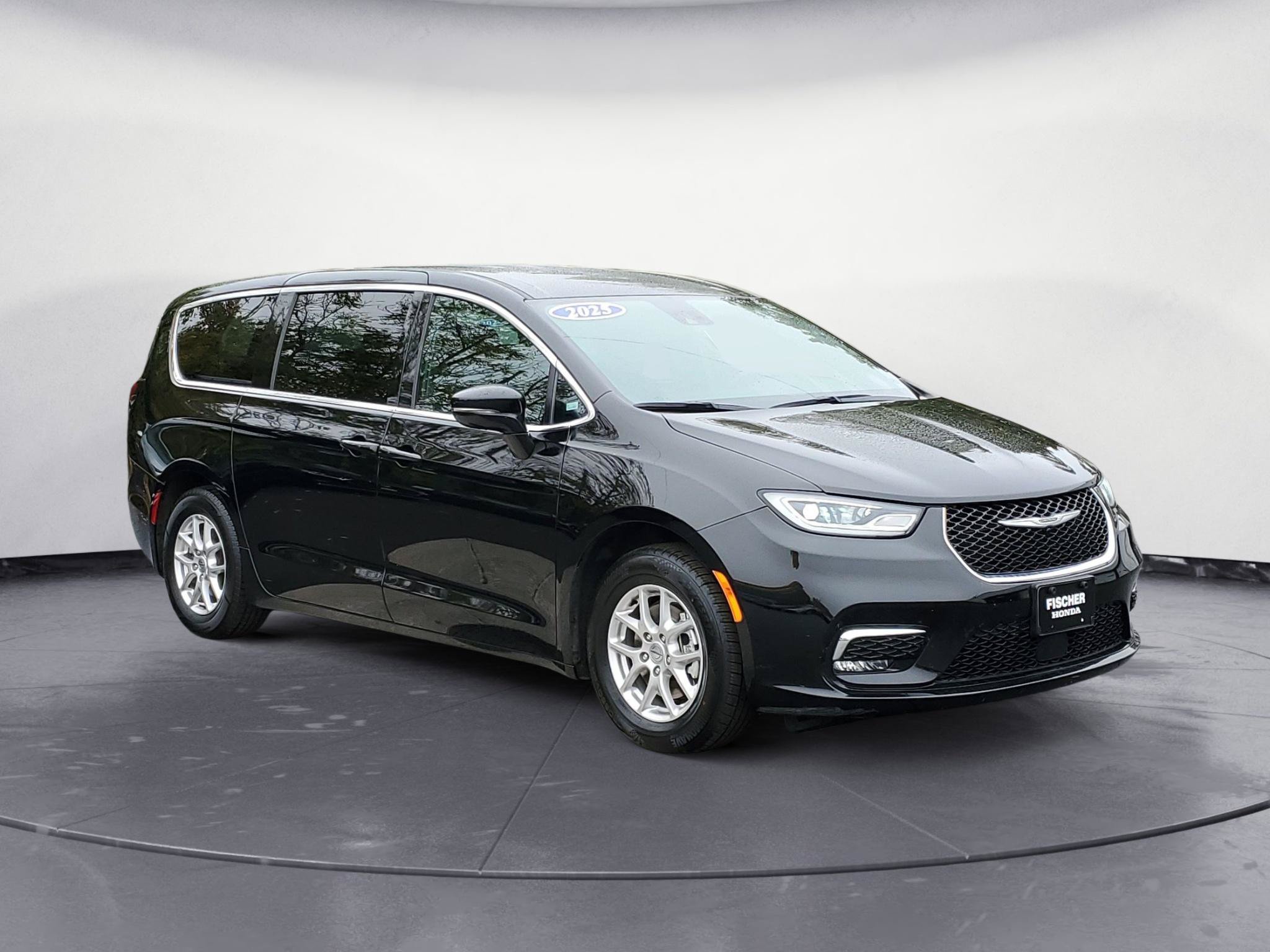 Used 2025 Chrysler Pacifica Select FWD image 2