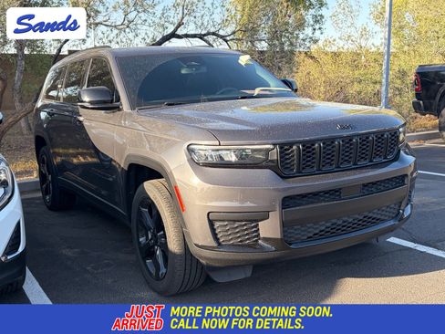 Used 2023 Jeep Grand Cherokee L Laredo image 1