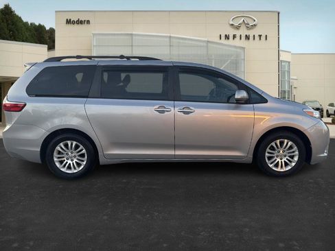 Used 2016 Toyota Sienna XLE image 2
