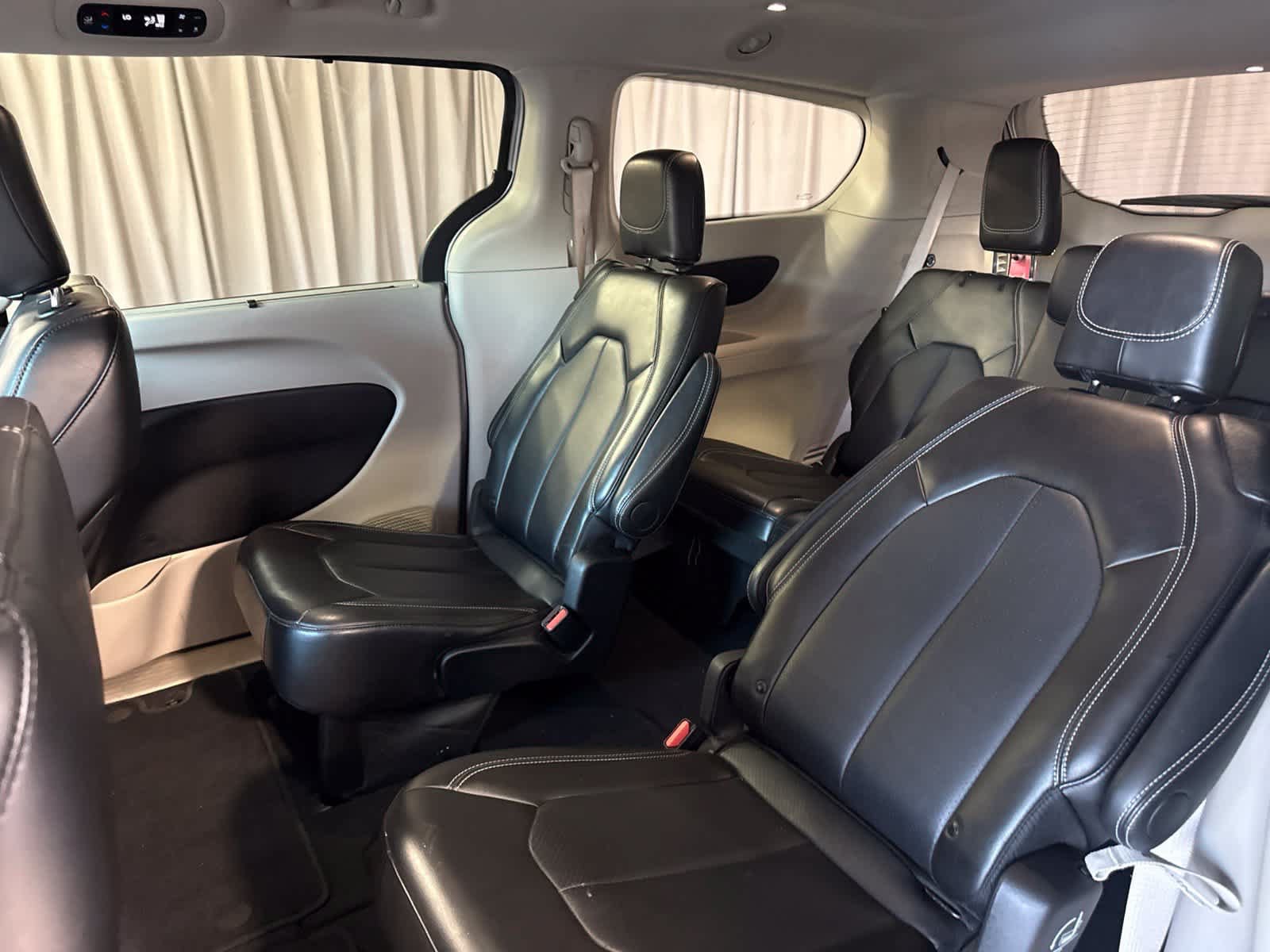 Used 2024 Chrysler Pacifica Touring-L FWD image 16