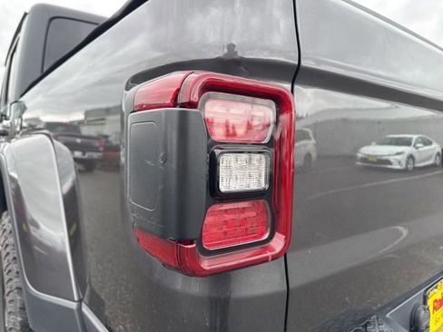 Used 2024 Jeep Gladiator Sport image 16