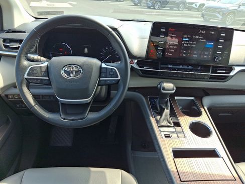Used 2021 Toyota Sienna XLE AWD/4WD image 12