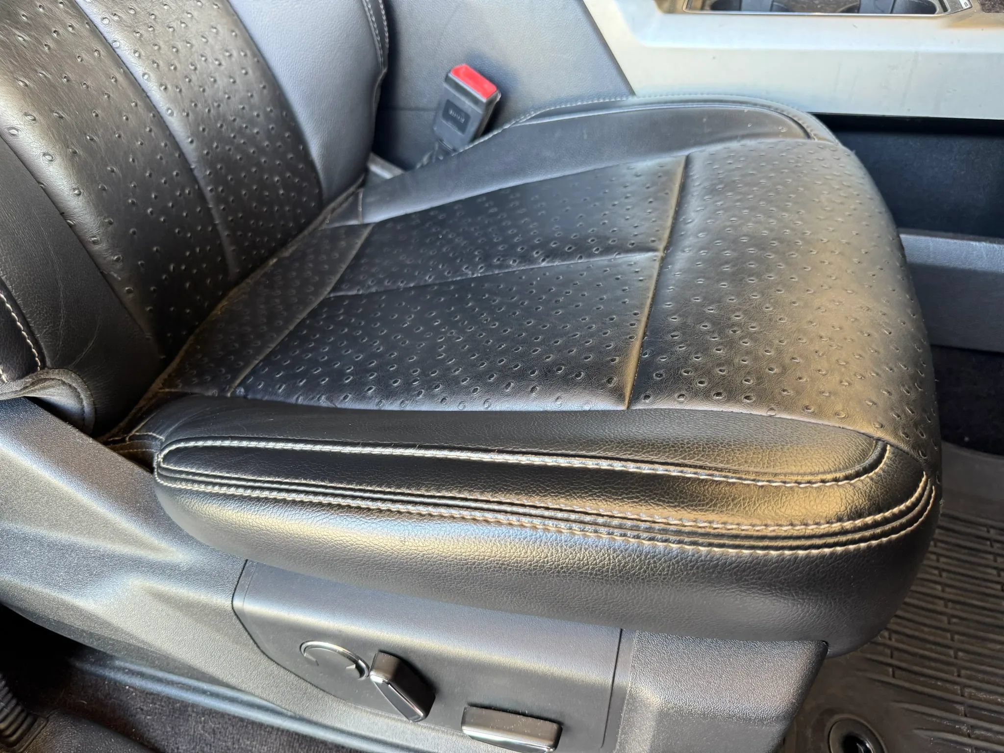 Used 2018 Ford F150 Lariat w/ Equipment Group 502A Luxury AWD/4WD image 31