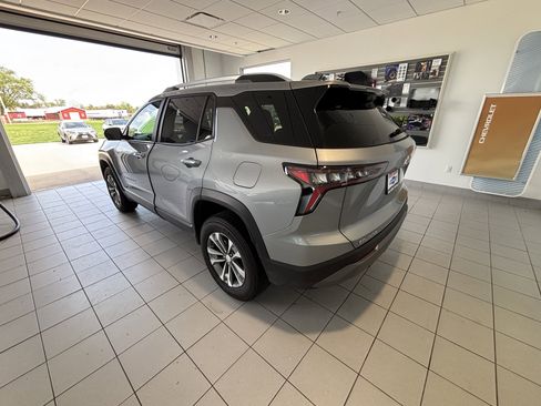 Used 2025 Chevrolet Equinox LT w/ Convenience Package II image 3