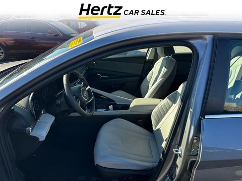 Used 2025 Hyundai Elantra Limited image 7