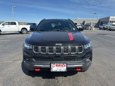 Used 2025 Jeep Compass Trailhawk image 2