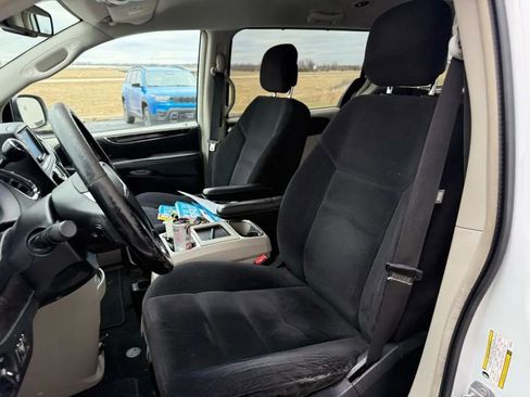 Used 2014 Chrysler Town & Country Touring w/ Driver Convenience Group image 12