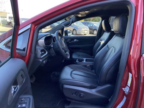 Used 2025 Chrysler Pacifica Select FWD image 11