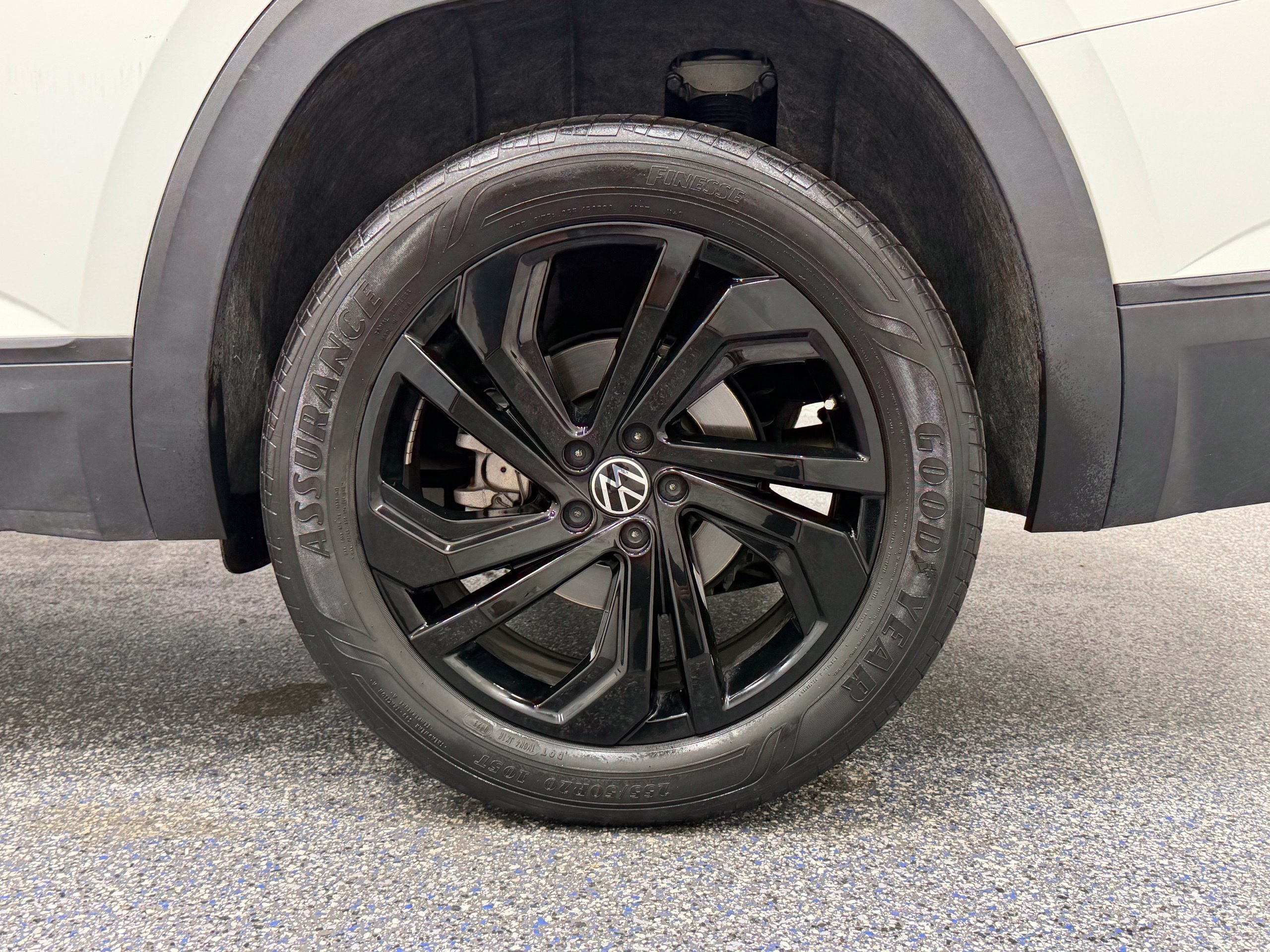 Certified 2023 Volkswagen Atlas SE w/ Black Wheel Package FWD image 13